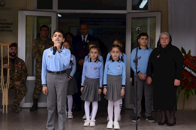 Şəkidə şəhid Elçin Nadirovun xatirə lövhəsinin açılışı olub — FOTOLAR Şəkidə şəhid Elçin Nadirovun xatirə lövhəsinin açılışı olub — FOTOLAR