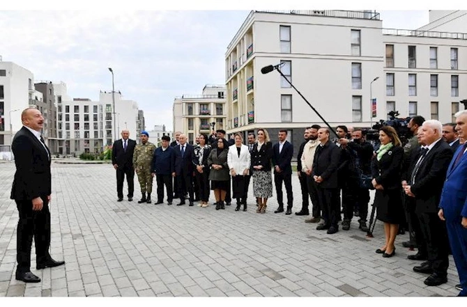 Prezident Füzuliyə köçmüş sakinlərlə görüşdü — YENİLƏNİB (FOTOLAR)