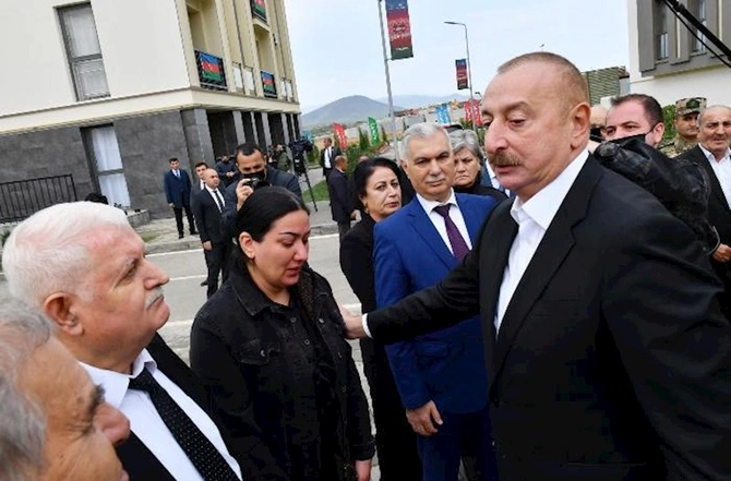 Prezident Füzuliyə köçmüş sakinlərlə görüşdü — YENİLƏNİB (FOTOLAR)