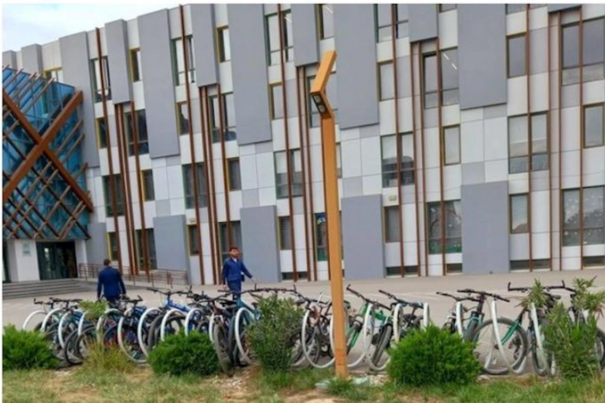 Bakıda məktəbin qarşısında park edilən velosipedlər gündəm oldu — FOTO