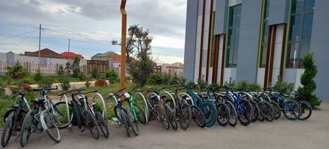 Bakıda məktəbin qarşısında park edilən velosipedlər gündəm oldu — FOTO Bakıda məktəbin qarşısında park edilən velosipedlər gündəm oldu — FOTO