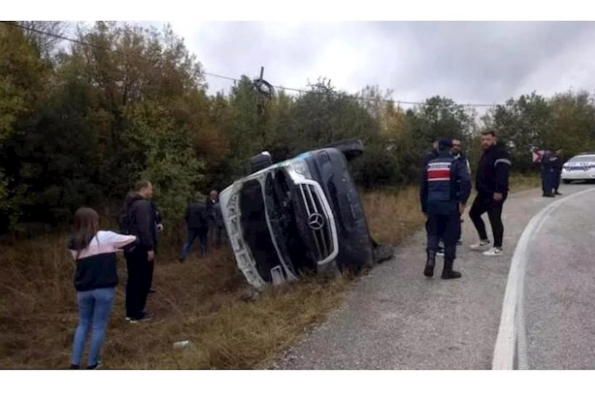 Sərnişin mikroavtobusu aşdı: 16 yaralı var