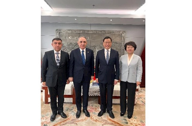 Kamran Əliyev çinli həmkarı ilə görüşdü — FOTO
