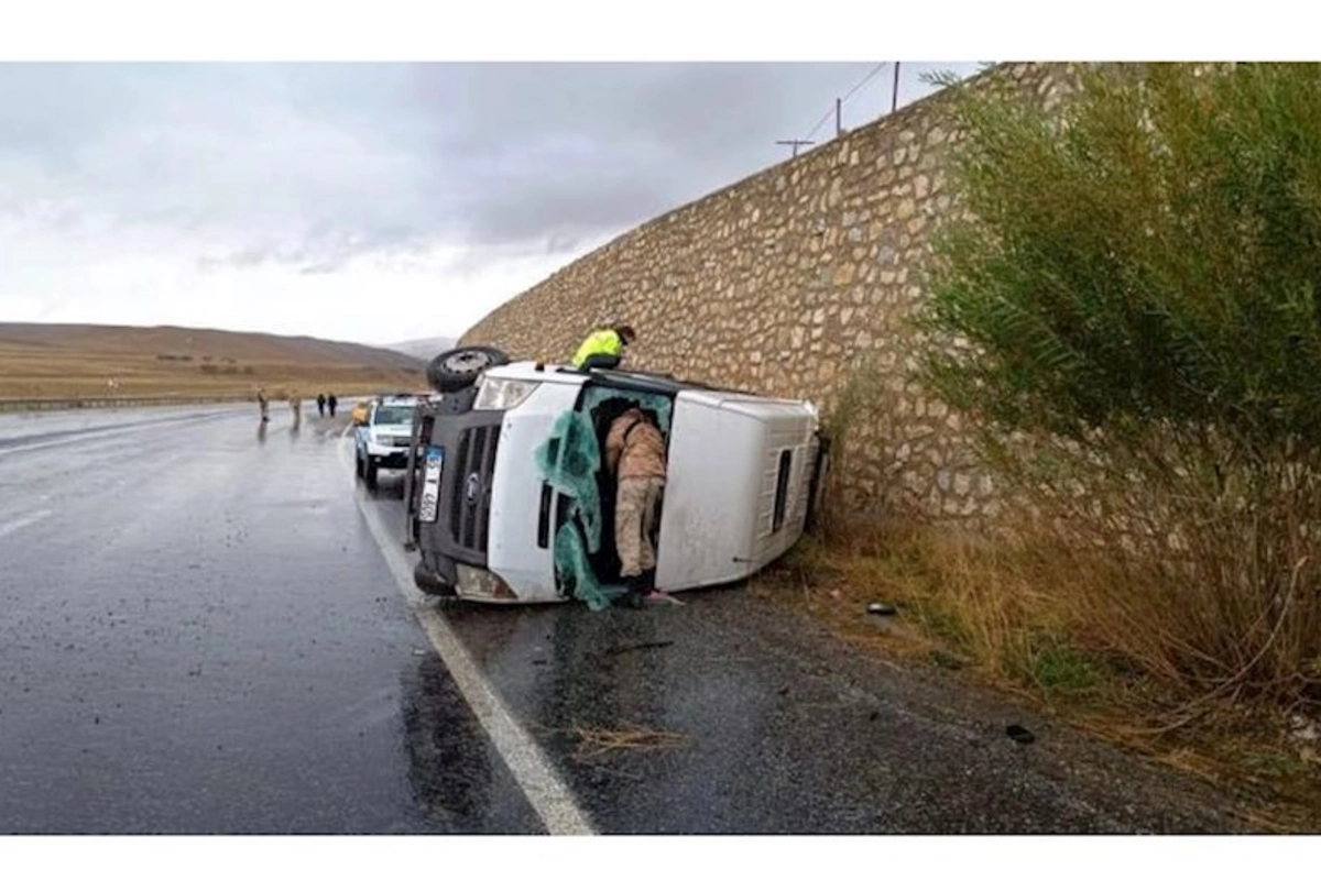 Mikroavtobus aşdı: Xəsarət alanlar var
