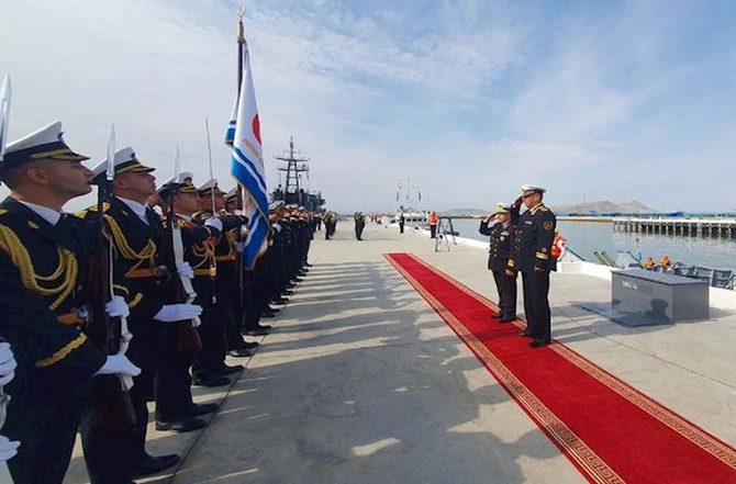 Qazaxıstanın hərbi gəmiləri Bakıda — FOTO