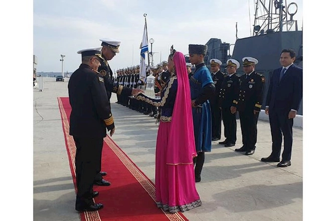 Qazaxıstanın hərbi gəmiləri Bakıda — FOTO