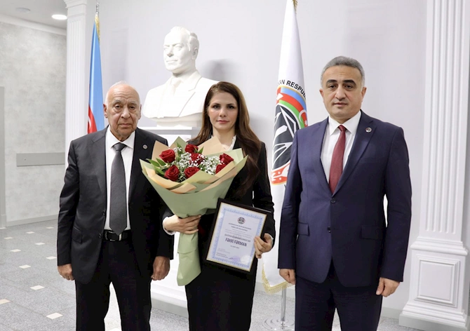 Vəkillər Kollegiyasının rəhbərliyi yeni hakim təyin edilən vəkillərlə görüşüb — FOTOLAR Vəkillər Kollegiyasının rəhbərliyi yeni hakim təyin edilən vəkillərlə görüşüb — FOTOLAR