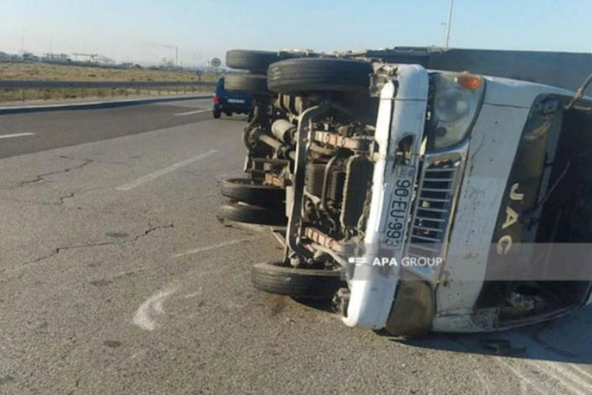 Bakı-Qazax yolunda yük avtomobili aşıb — FOTO