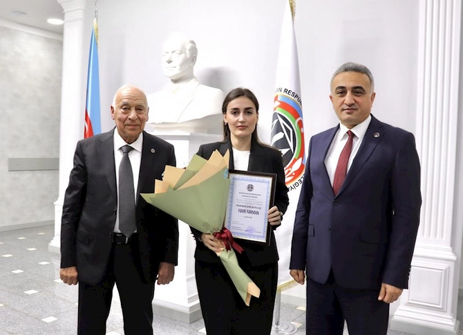 Vəkillər Kollegiyasının rəhbərliyi yeni hakim təyin edilən vəkillərlə görüşüb — FOTOLAR Vəkillər Kollegiyasının rəhbərliyi yeni hakim təyin edilən vəkillərlə görüşüb — FOTOLAR