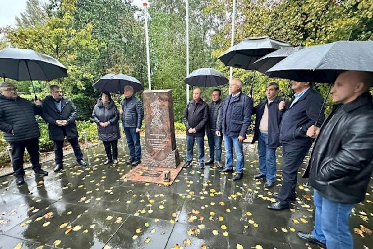 Azərbaycan nümayəndə heyəti Haaqada Xocalı abidəsini ziyarət etdi — FOTOLAR