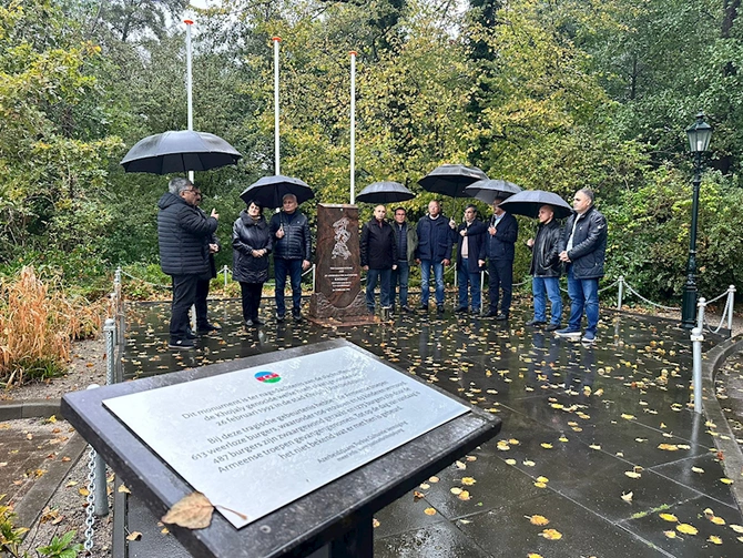 Azərbaycan nümayəndə heyəti Haaqada Xocalı abidəsini ziyarət etdi — FOTOLAR