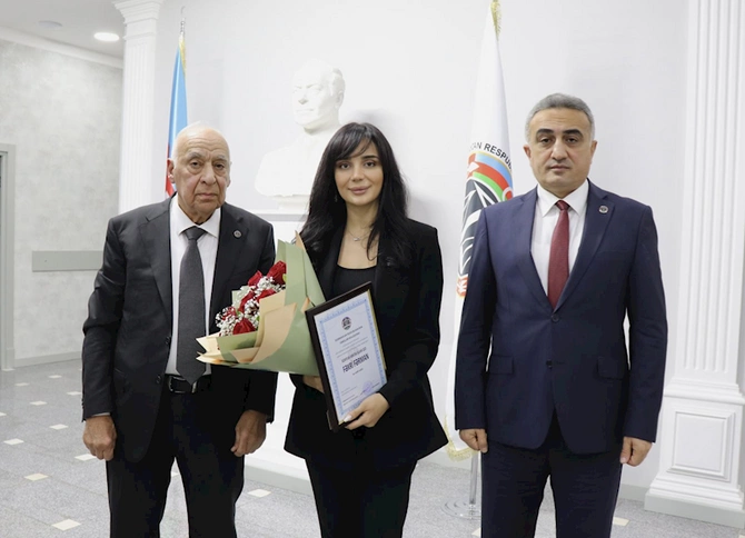 Vəkillər Kollegiyasının rəhbərliyi yeni hakim təyin edilən vəkillərlə görüşüb — FOTOLAR Vəkillər Kollegiyasının rəhbərliyi yeni hakim təyin edilən vəkillərlə görüşüb — FOTOLAR