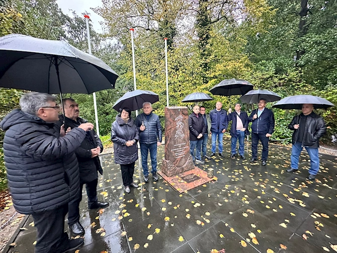 Azərbaycan nümayəndə heyəti Haaqada Xocalı abidəsini ziyarət etdi — FOTOLAR