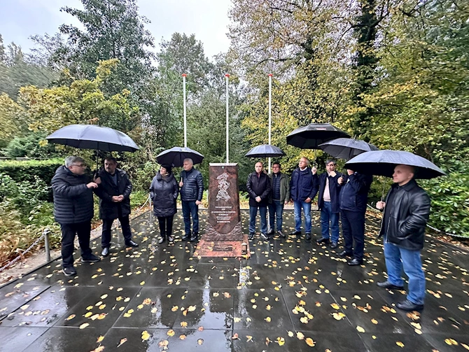 Azərbaycan nümayəndə heyəti Haaqada Xocalı abidəsini ziyarət etdi — FOTOLAR