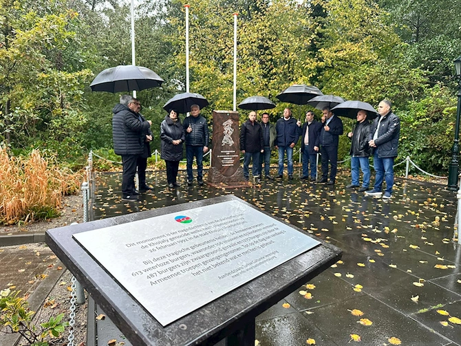 Azərbaycan nümayəndə heyəti Haaqada Xocalı abidəsini ziyarət etdi — FOTOLAR