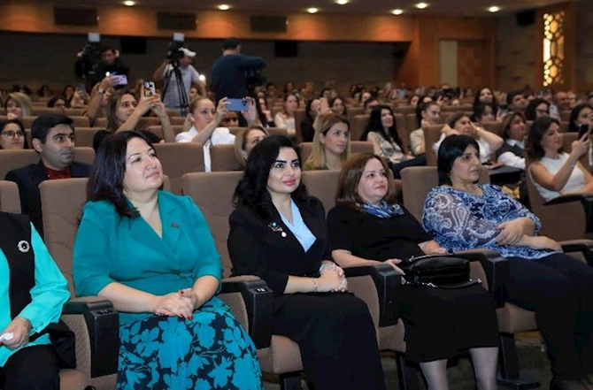 XXI əsrdə yeni nəsil təhsil idarəçiliyi və müasir yanaşmalar mövzunda tədbir keçirildi — FOTOLAR