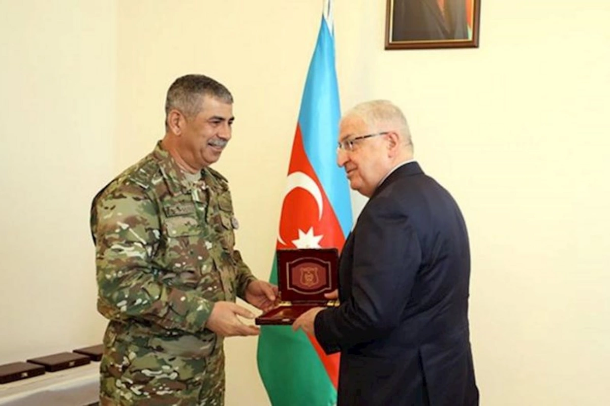 Zakir Həsənov müdafiə nazirləri və generalları medalla TƏLTİF ETDİ