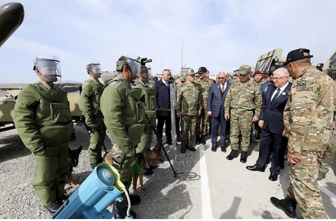 Birgə taktiki təlimdə silah və texnika sərgisi nümayiş etdirildi — VİDEO/FOTO Birgə taktiki təlimdə silah və texnika sərgisi nümayiş etdirildi — VİDEO/FOTO