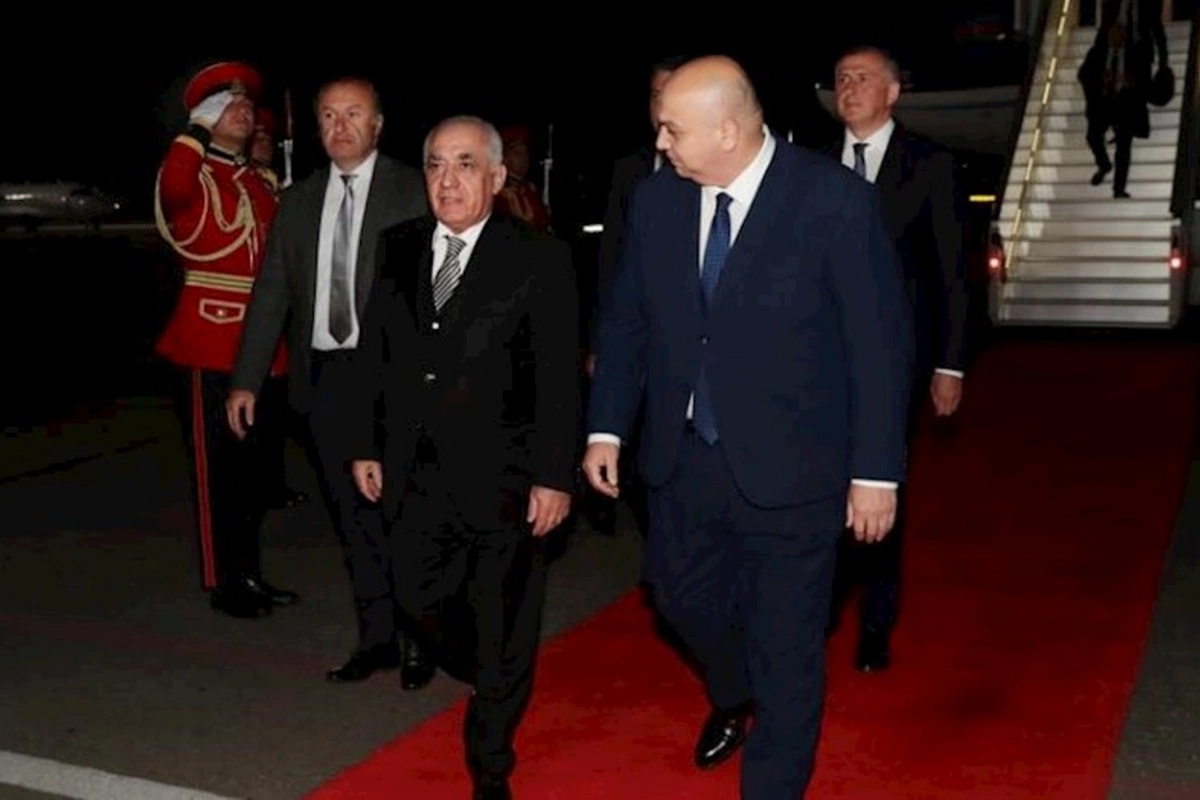 Baş nazir Əli Əsədov Gürcüstana işgüzar səfərə gedib