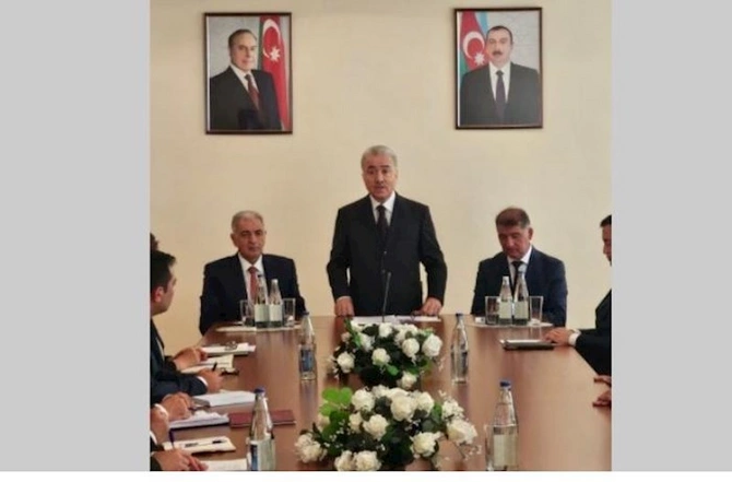 Zeynal Nağdəliyev Firdovsi Əliyevi kollektivə təqdim etdi — FOTO Zeynal Nağdəliyev Firdovsi Əliyevi kollektivə təqdim etdi — FOTO