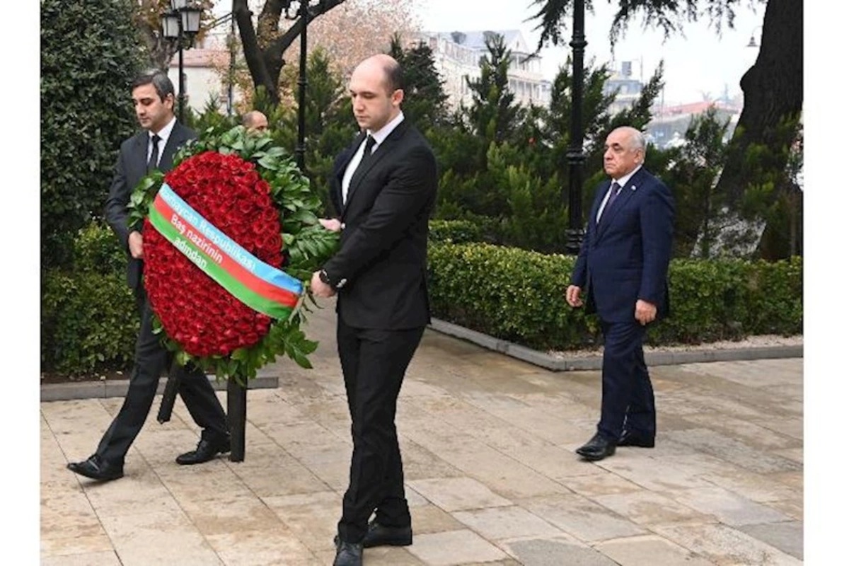 Əli Əsədov Tbilisidə Heydər Əliyevin abidəsini ziyarət etdi