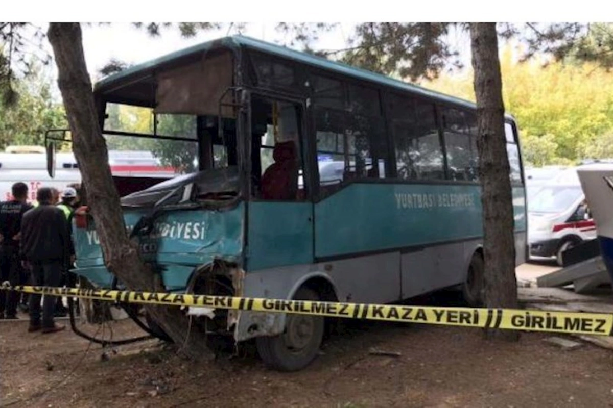 Sərnişin mikroavtobusu iki avtomobilə çırpıldı: 16 yaralı