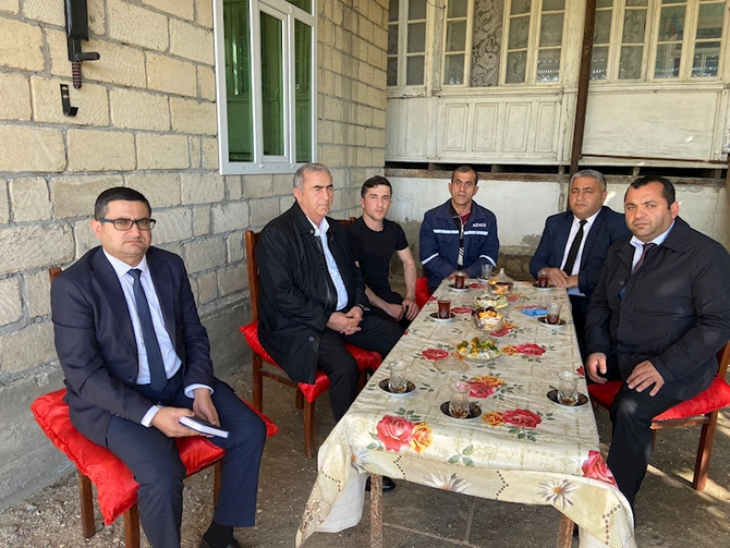 Rayon başçısı xəsarət alan hərbçimizə baş çəkdi — FOTOLAR