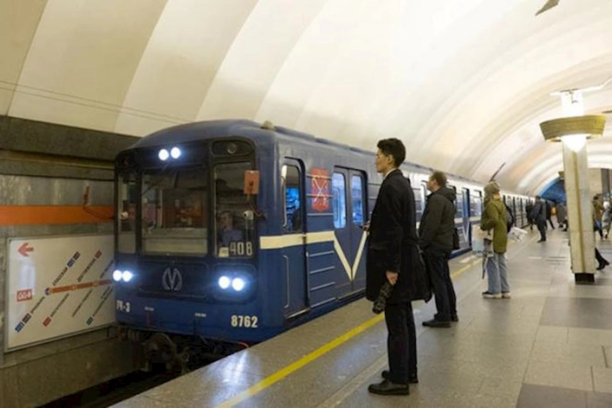 Rusiyada məktəblilər metroda miqranta silahlı hücum təşkil ediblər