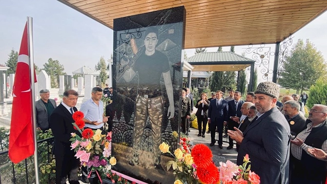 Rayon başçısı şəhid hərbçilərin qırx mərasimlərində və Vətən müharibəsi şəhidinin üçüncü ildönümündə iştirak edib — FOTOLAR Rayon başçısı şəhid hərbçilərin qırx mərasimlərində və Vətən müharibəsi şəhidinin üçüncü ildönümündə iştirak edib — FOTOLAR