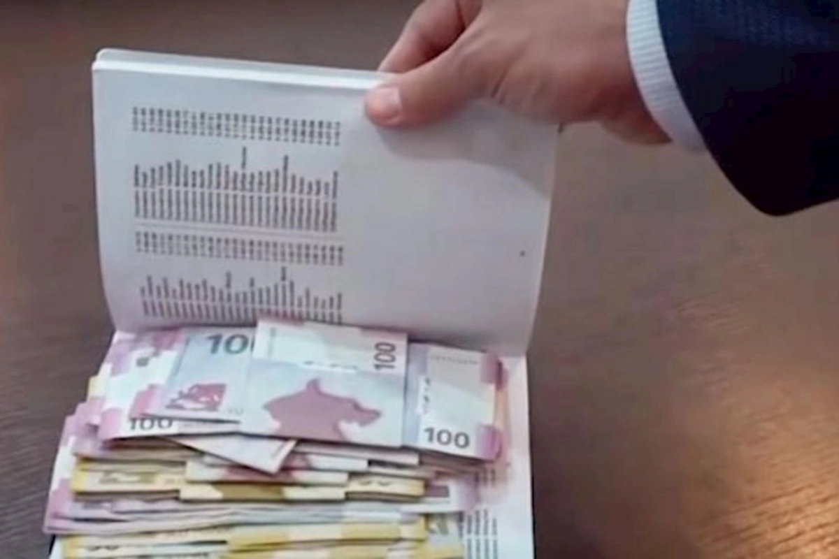 Vəzifəli şəxs rüşvət alarkən tutuldu