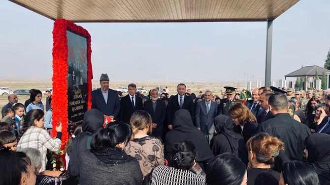 Rayon başçısı şəhid hərbçilərin qırx mərasimlərində və Vətən müharibəsi şəhidinin üçüncü ildönümündə iştirak edib — FOTOLAR Rayon başçısı şəhid hərbçilərin qırx mərasimlərində və Vətən müharibəsi şəhidinin üçüncü ildönümündə iştirak edib — FOTOLAR