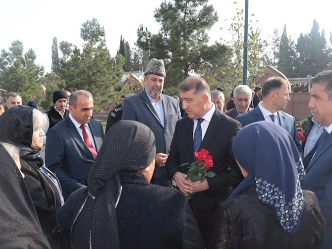 Rayon başçısı şəhid hərbçilərin qırx mərasimlərində və Vətən müharibəsi şəhidinin üçüncü ildönümündə iştirak edib — FOTOLAR Rayon başçısı şəhid hərbçilərin qırx mərasimlərində və Vətən müharibəsi şəhidinin üçüncü ildönümündə iştirak edib — FOTOLAR