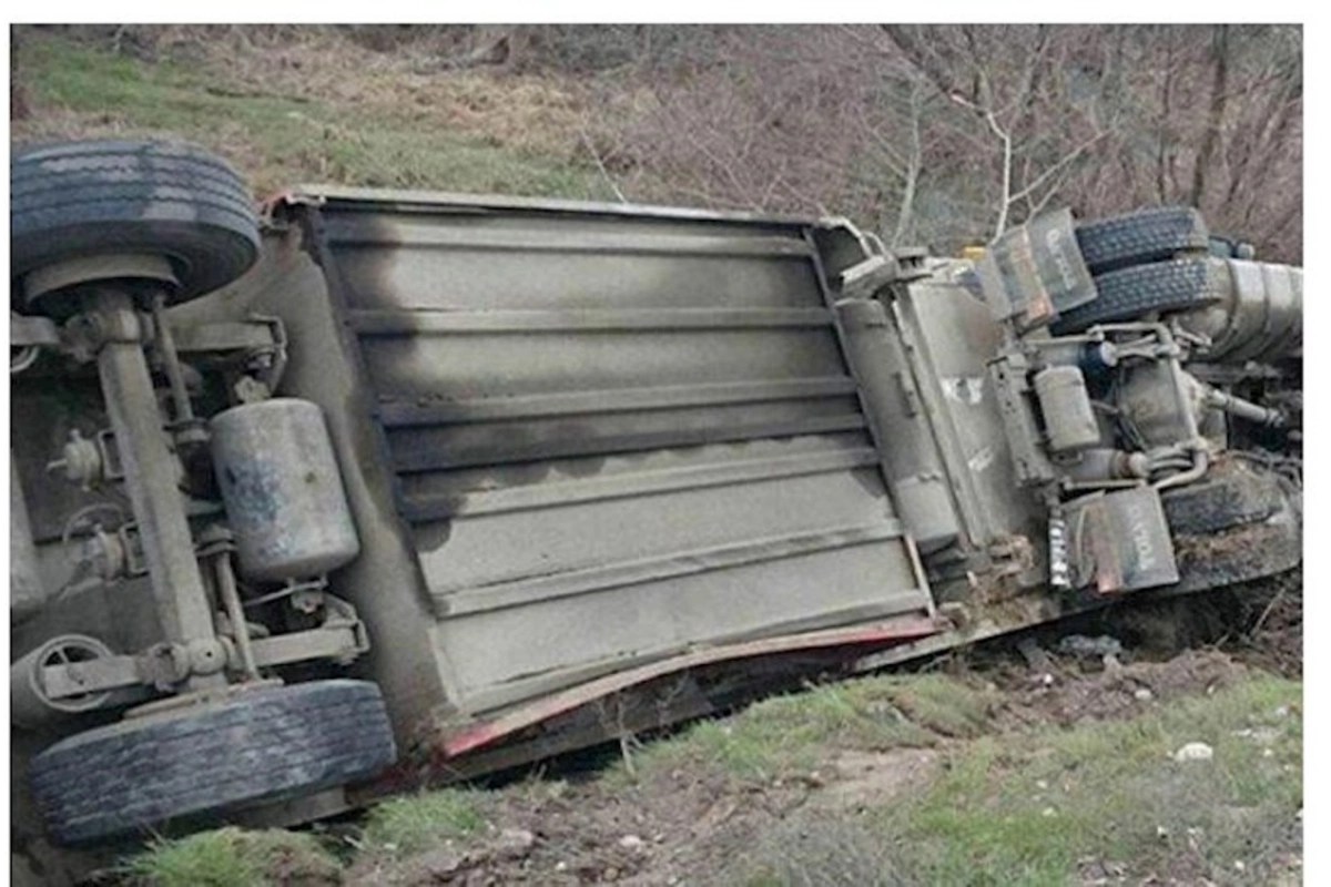 Ağsuda yük avtomobili aşdı: Ölən var