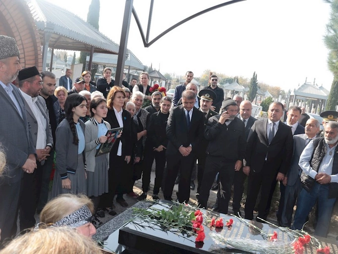 Rayon başçısı şəhid hərbçilərin qırx mərasimlərində və Vətən müharibəsi şəhidinin üçüncü ildönümündə iştirak edib — FOTOLAR Rayon başçısı şəhid hərbçilərin qırx mərasimlərində və Vətən müharibəsi şəhidinin üçüncü ildönümündə iştirak edib — FOTOLAR