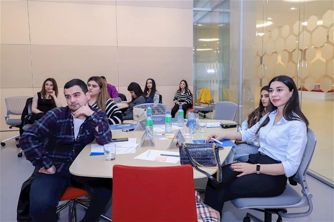 “Media subyektləri və jurnalistlərin sosial platformalarda peşəkar fəaliyyətinin qurulması” mövzusunda təlim keçilib — FOTOLAR