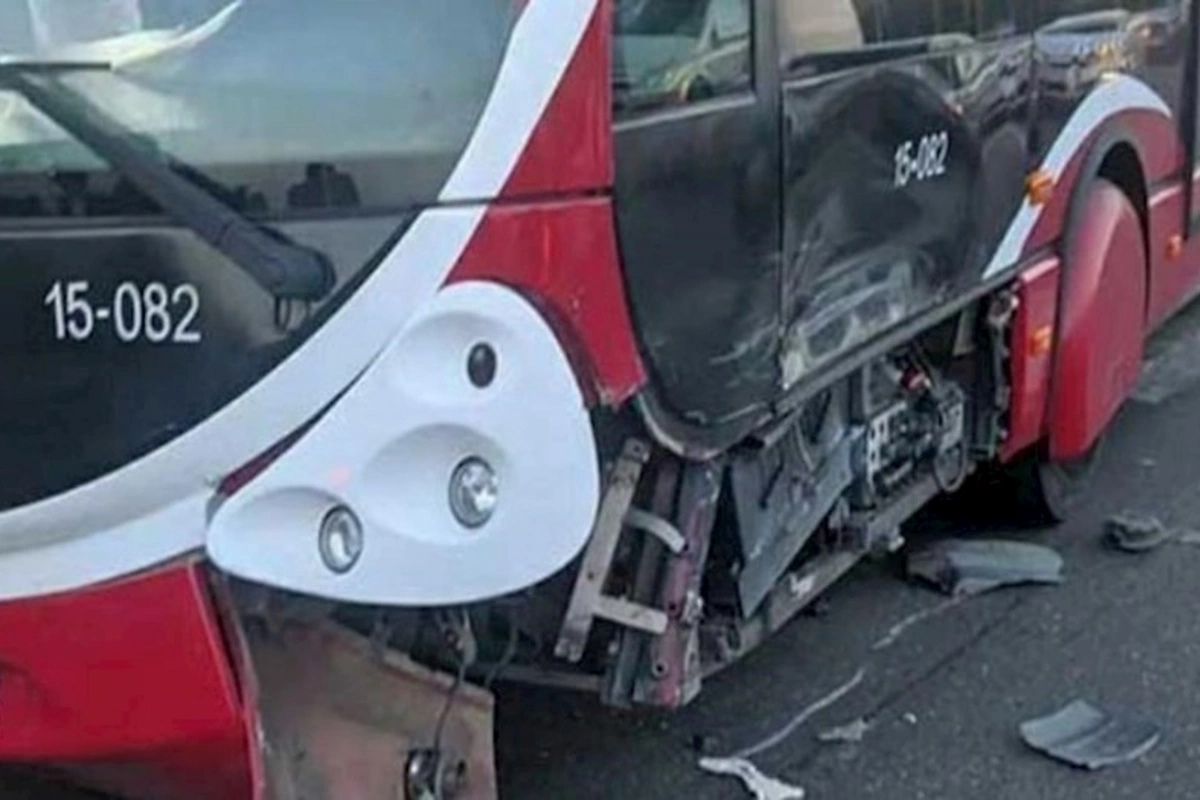 Minik avtomobili iki “Bakubus”a çırpılıb — FOTO