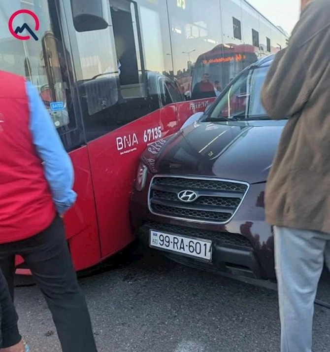 Minik avtomobili iki “Bakubus”a çırpılıb — FOTO