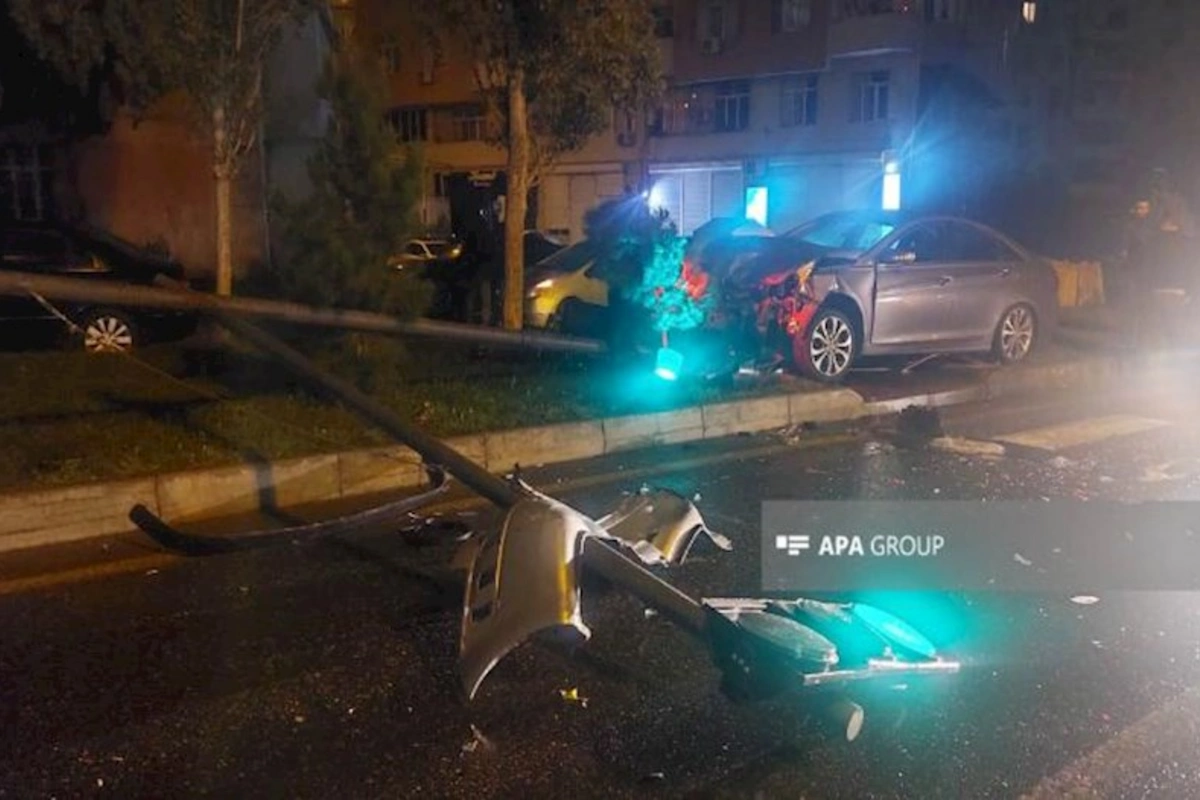 Bakıda avtomobil işıqforu aşırdı
