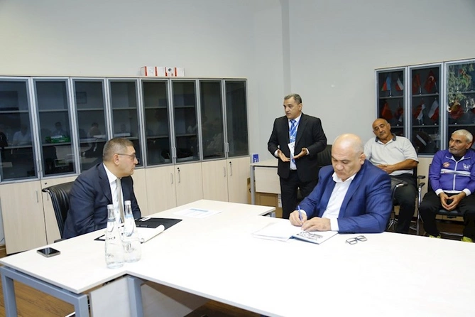 Kamran Nəbizadə ağırlıqqaldırma ictimaiyyətinin nümayəndələri ilə görüşdü — FOTOLAR