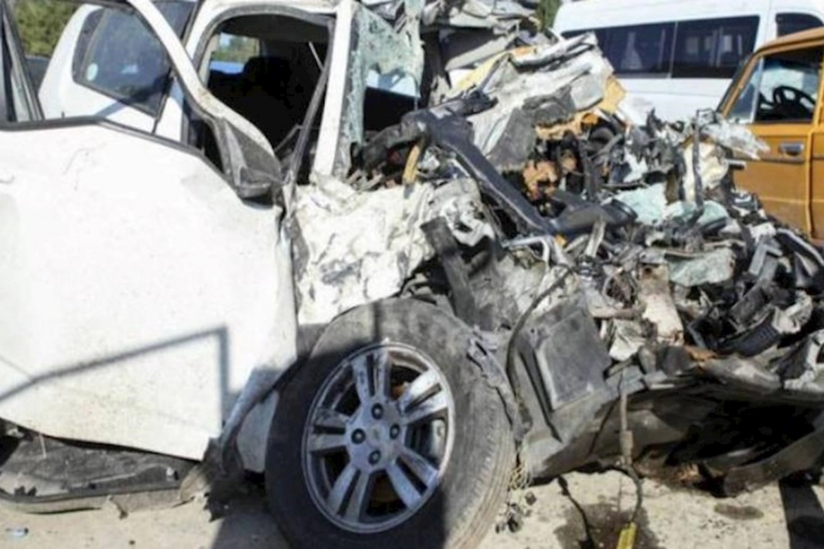 Ağstafada evakuatorla mikroavtobus toqquşub, beş nəfər xəsarət alıb