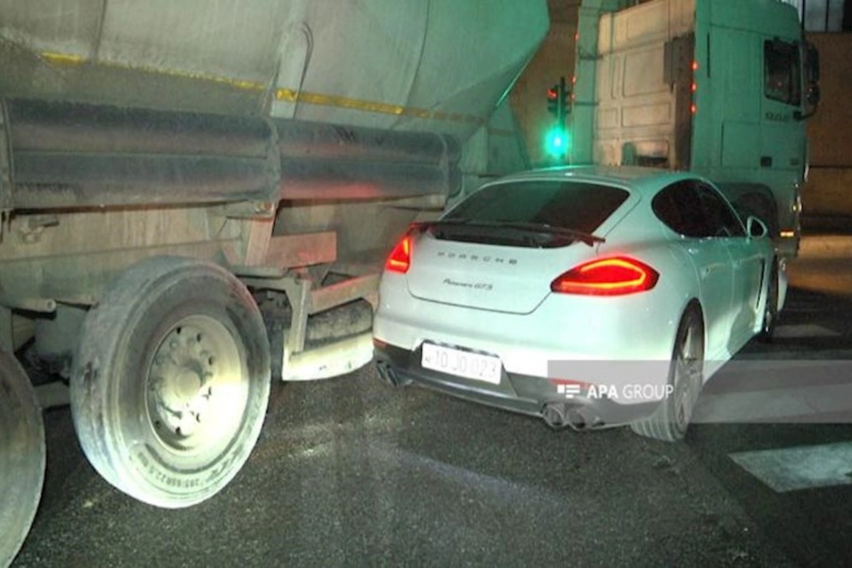 Bakıda “Porsche” yük maşını ilə toqquşdu