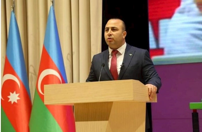 18 bal cəriməsi olan vəzifəli şəxs Land Cruiserlə qırmızı işıqda keçdi — Saxlandı 18 bal cəriməsi olan vəzifəli şəxs Land Cruiserlə qırmızı işıqda keçdi — Saxlandı