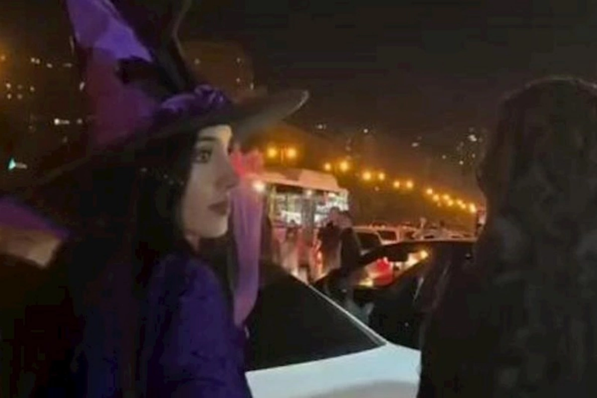 Bakıda qızlar küçəyə bu geyimdə çıxıb onlara baxanları ... — VİDEO