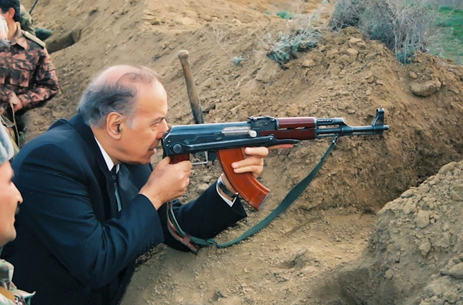 Heydər Əliyevin şəxsi fotoqrafı: Qartopu düzəltdi və əlini qaldırdı, dedi ki... — MÜSAHİBƏ