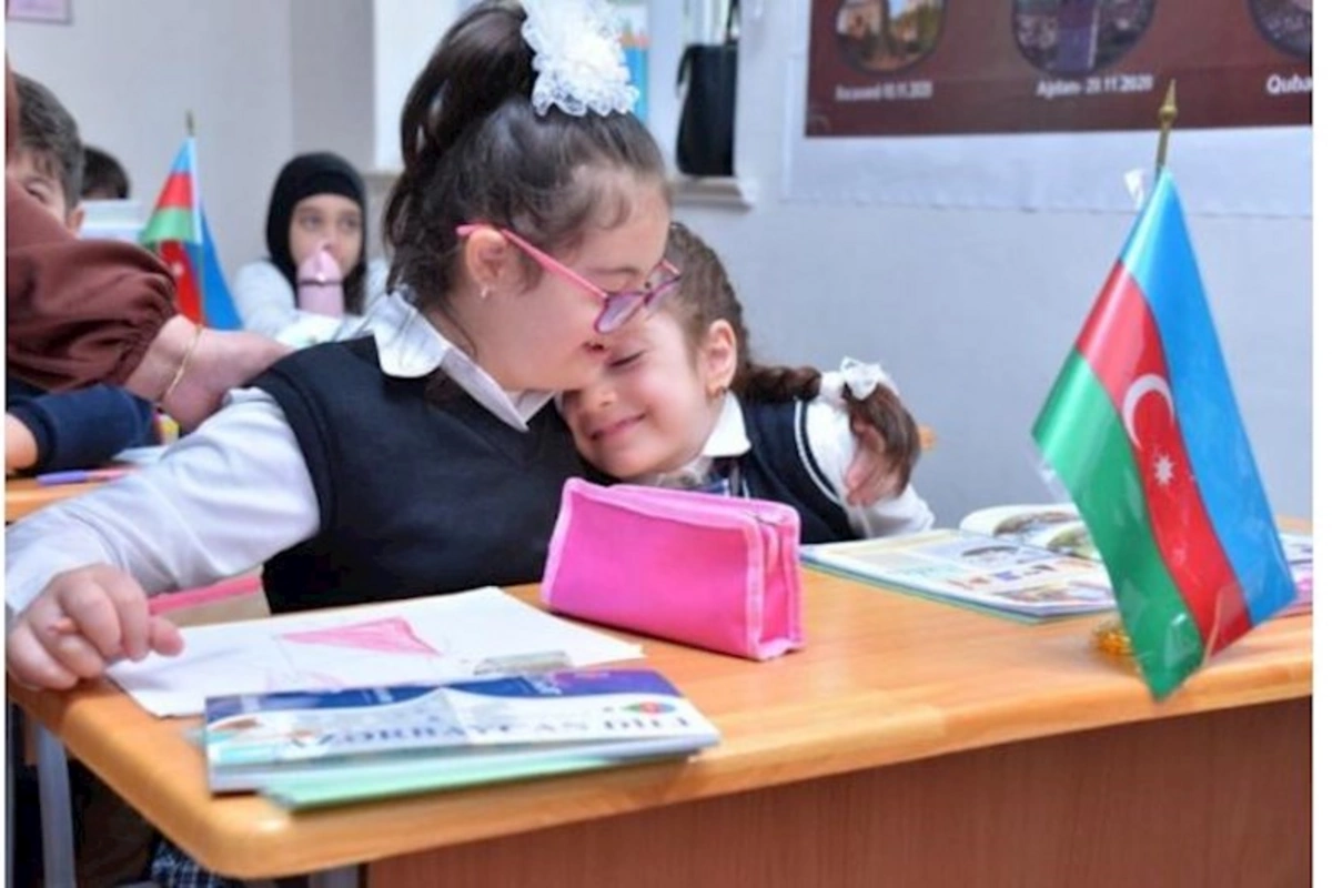Məktəbə getmək istə... irəm — ​Üç nöqtənin yerinə hansı hərfi yazaq, “y”, yoxsa “m”?
