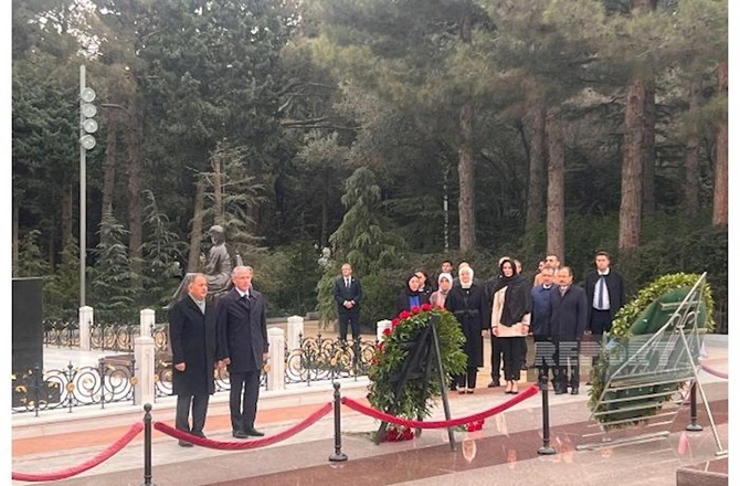 Türkiyəli nazir Fəxri və Şəhidlər xiyabanlarını ziyarət etdi —YENİLƏNİB (FOTOLAR) Türkiyəli nazir Fəxri və Şəhidlər xiyabanlarını ziyarət etdi —YENİLƏNİB (FOTOLAR)