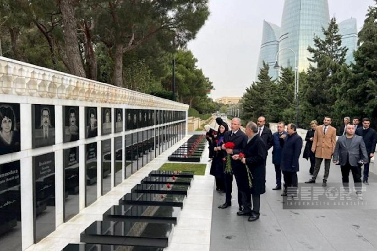 Türkiyəli nazir Fəxri və Şəhidlər xiyabanlarını ziyarət etdi —YENİLƏNİB (FOTOLAR)