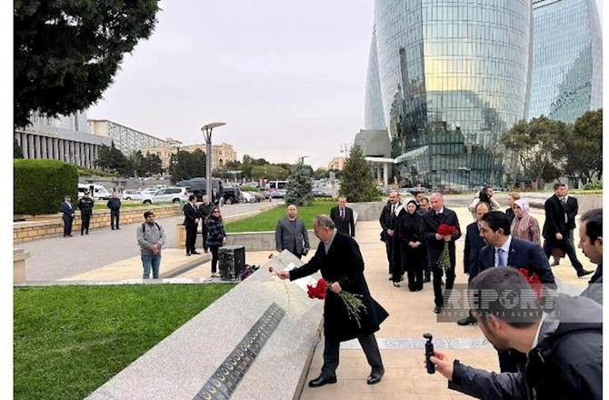 Türkiyəli nazir Fəxri və Şəhidlər xiyabanlarını ziyarət etdi —YENİLƏNİB (FOTOLAR) Türkiyəli nazir Fəxri və Şəhidlər xiyabanlarını ziyarət etdi —YENİLƏNİB (FOTOLAR)