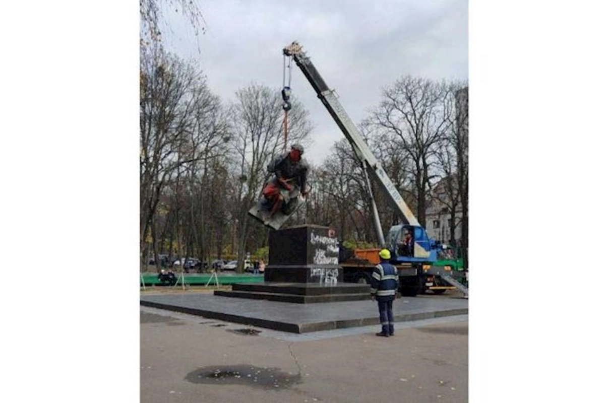 Kiyevdə Puşkinin heykəli söküldü — FOTO