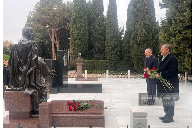 Türkiyəli nazir Fəxri və Şəhidlər xiyabanlarını ziyarət etdi —YENİLƏNİB (FOTOLAR) Türkiyəli nazir Fəxri və Şəhidlər xiyabanlarını ziyarət etdi —YENİLƏNİB (FOTOLAR)